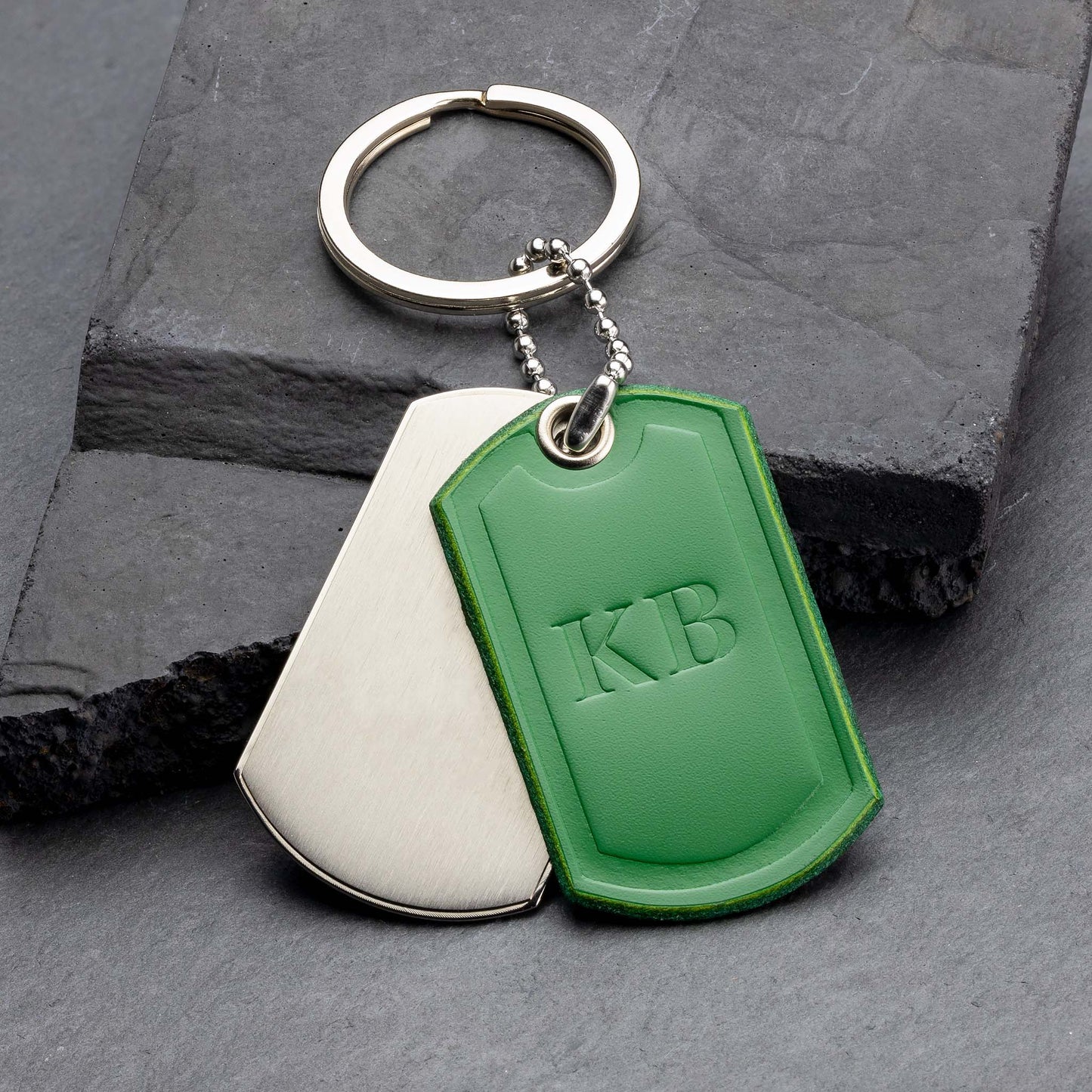 Personalisierter Titan Schlüsselanhänger mit Saftig Grünem Leder - seQua.Shop