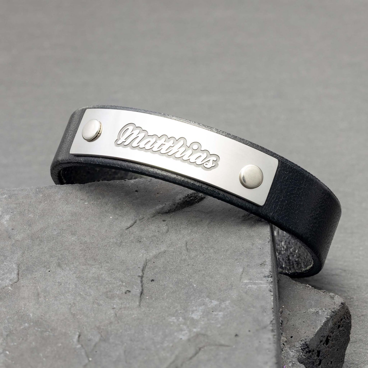 Ein Leder Armband für Damen und Herren mit Gravur - seQua.Shop
