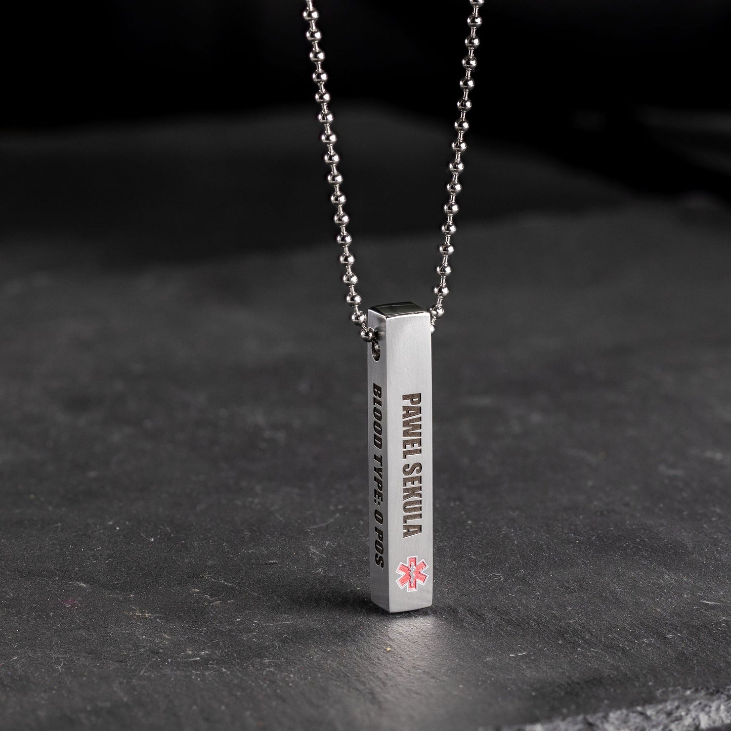 Notfallanhänger: Individualisierte Gravur und Symbol für Ihre Sicherheit - seQua.Shop