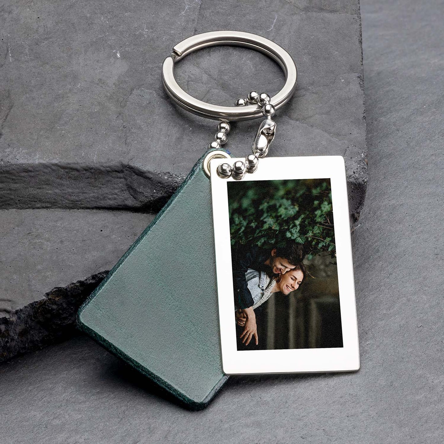 Schlüsselanhänger mit Foto und Gravur – Ein Unikat in Waldgrün - seQua.Shop