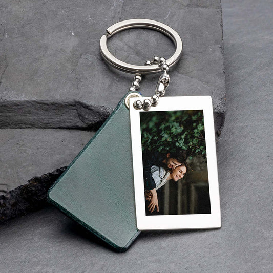 Schlüsselanhänger mit Foto und Gravur – Ein Unikat in Waldgrün - seQua.Shop