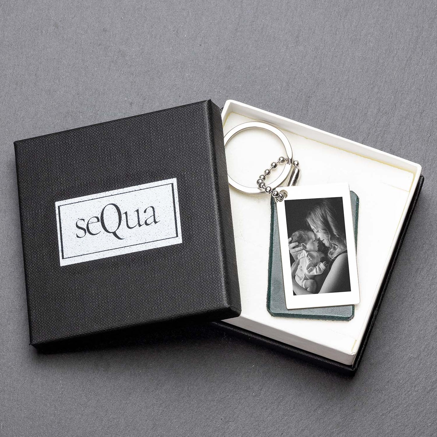 Photo Engraved Keyring – A Unique Forest Green Accessory - seQua.Shop