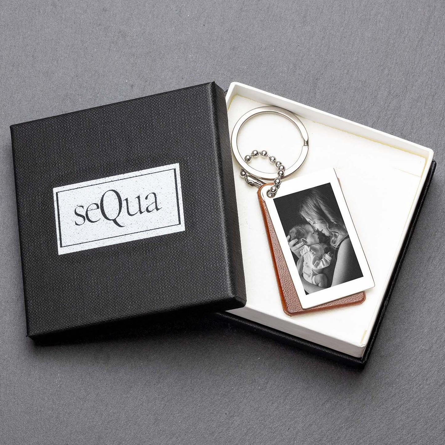 Photo Engraved Keyring - A Unique Piece in Chestnut Brown Leather - seQua.Shop