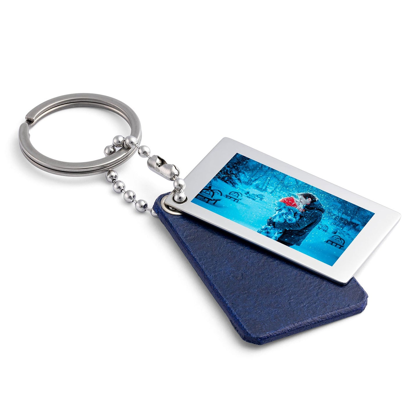 Jeder Schlüsselanhänger aus blauem Leder mit Foto und Gravur besteht aus echtem Rindsleder und satiniertem Edelstahl - seQua.Shop