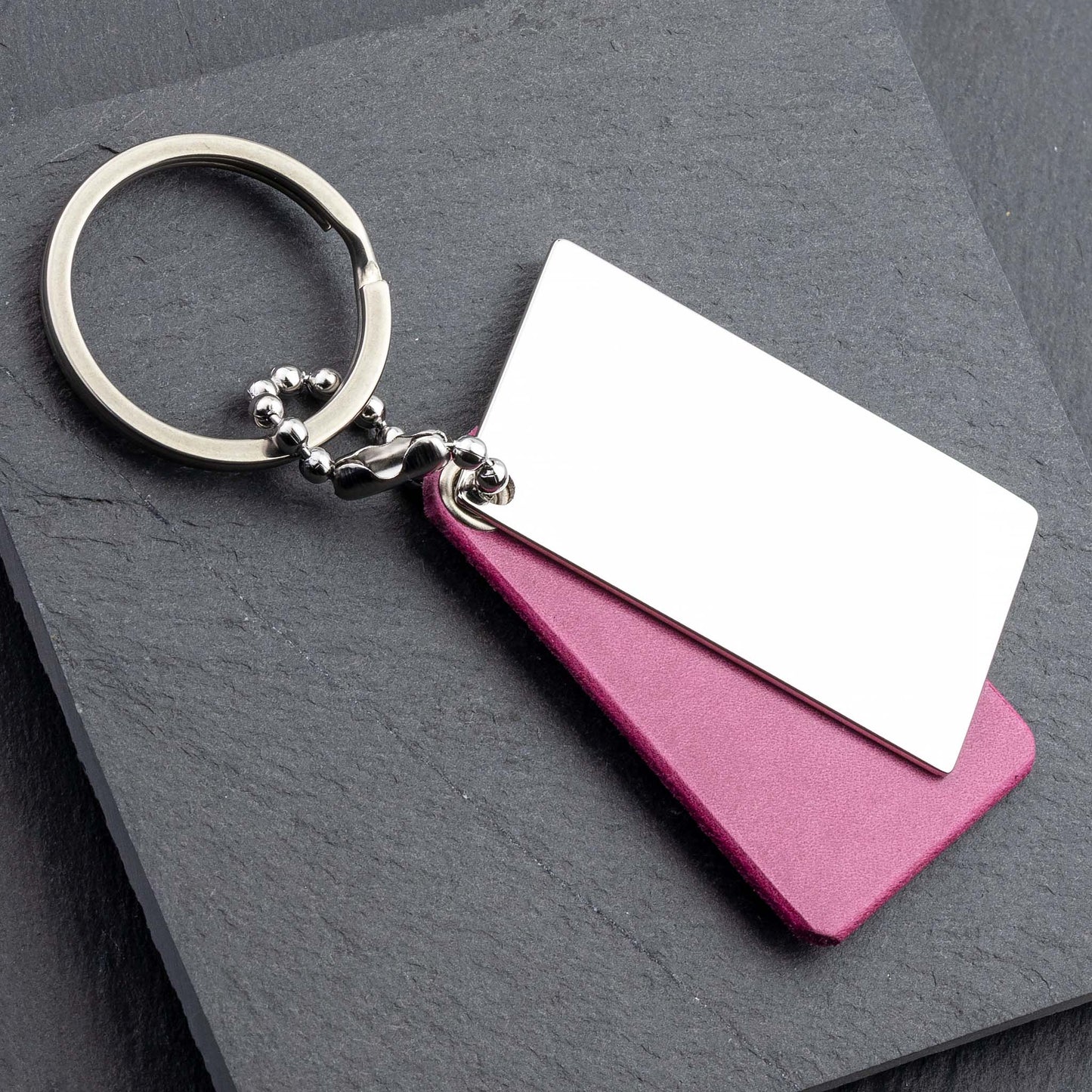 Bestellen Sie jetzt Ihren personalisierten Leder Schlüsselanhänger in Pink und machen Sie jeden Schlüsselbund zu etwas ganz Besonderem - seQua.Shop