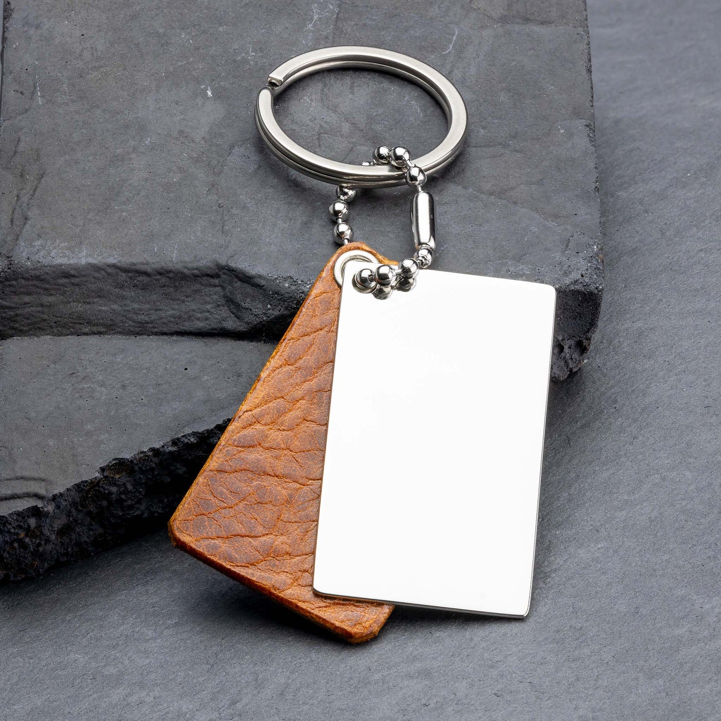 Cognac Leder & Einzigartige Gravur: Der Personalisierter Schlüsselanhänger, der heraussticht - seQua.Shop