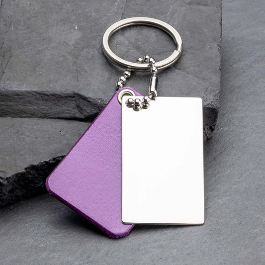 Personalisierter Leder Schlüsselanhänger in faszinierendem Lila - seQua.Shop