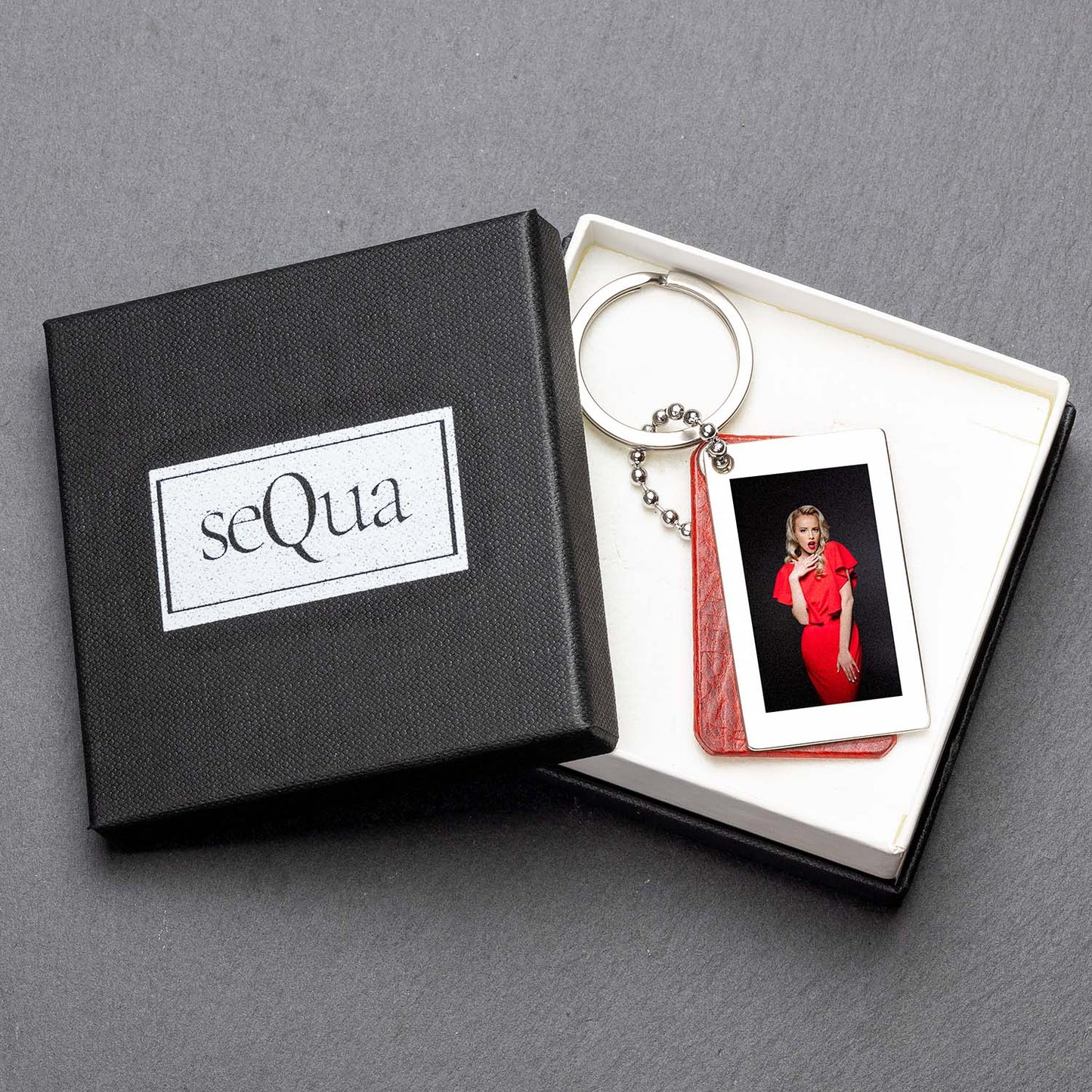 Red Leather Photo Keyring with Engraving - seQua.Shop