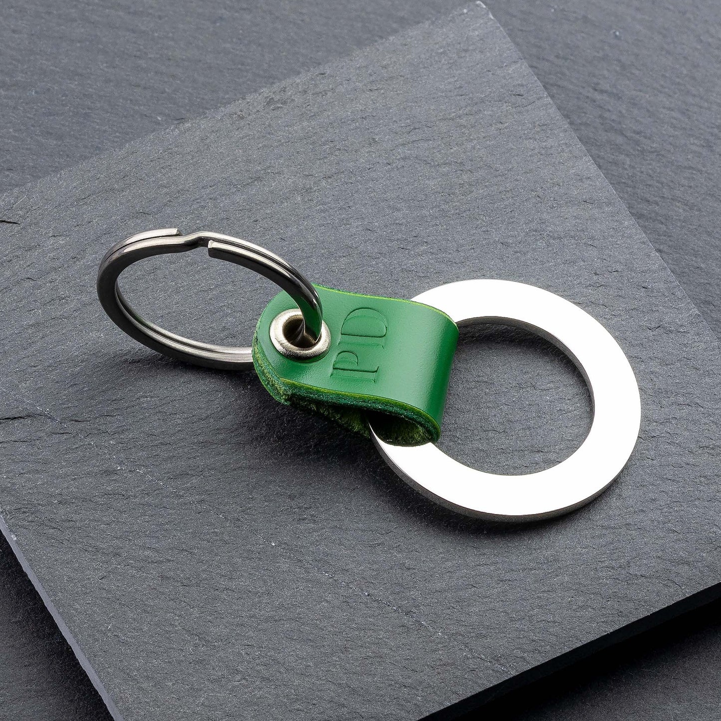 Round Personalised Green Leather Keyring: Your Perfect Custom Accessory - seQua.Shop