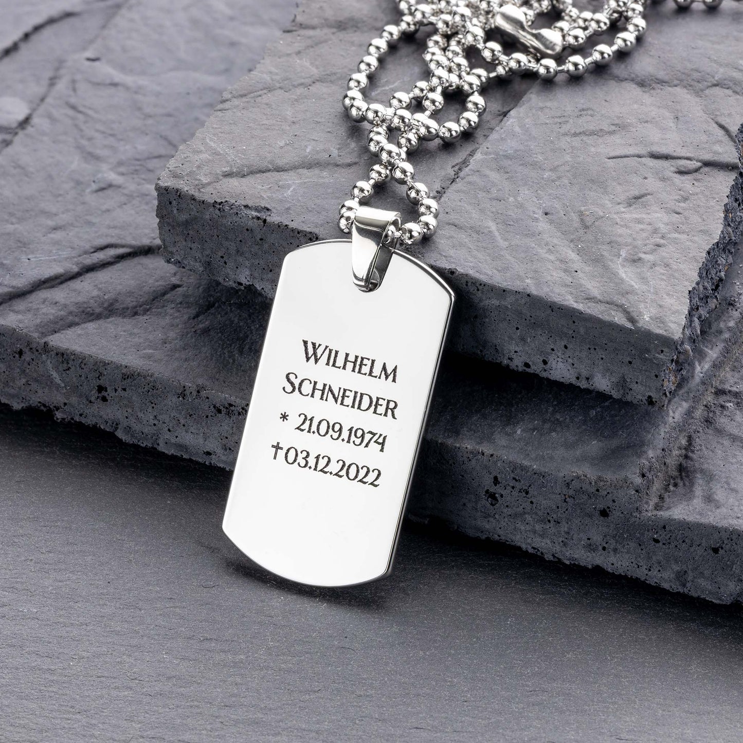 Aus robusten Materialien gefertigt, kann es mit dem Namen, dem Geburts- und Todestag Ihres geliebten Menschen, begleitet von einem persönlichen Erinnerungstext, graviert werden - seQua.Shop