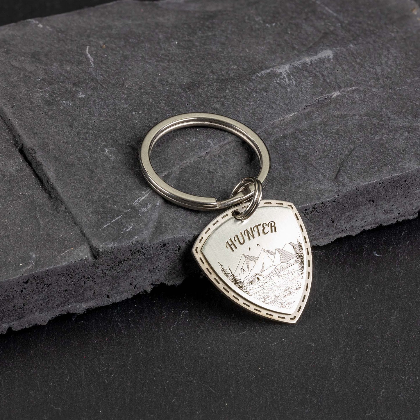 Unser Hundeanhänger besteht aus reinem Titan und 925er Silber, was seine Langlebigkeit und Stabilität gewährleistet - seQua.Shop