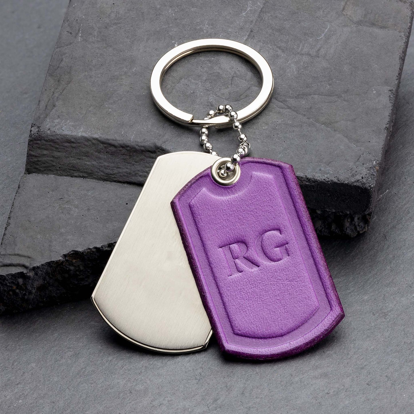 Titan Schlüsselanhänger mit Lila Leder Monogramm - seQua.Shop