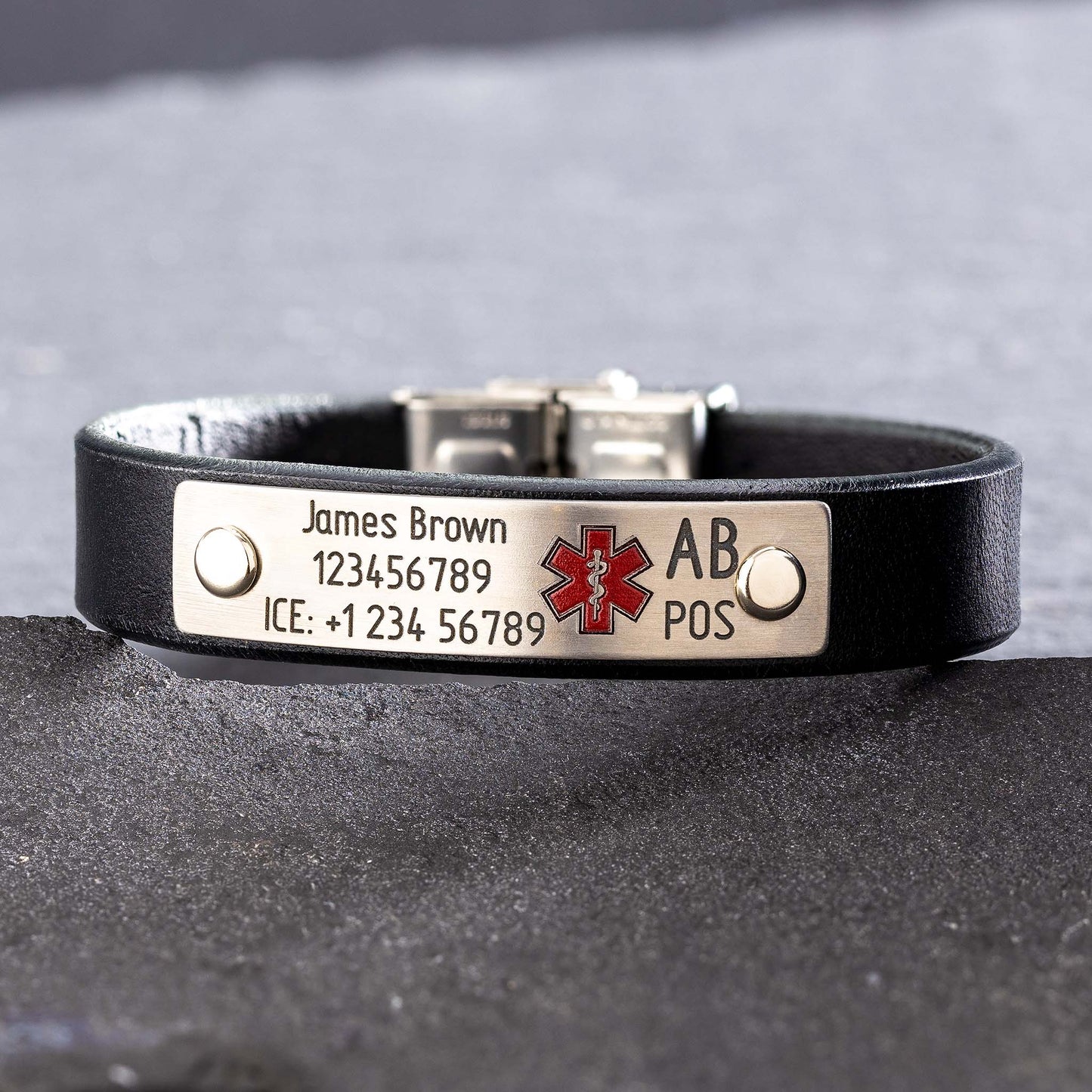 Jedes medizinische Armband wird liebevoll von Hand gefertigt, um perfekte Details zu gewährleisten - seQua.Shop