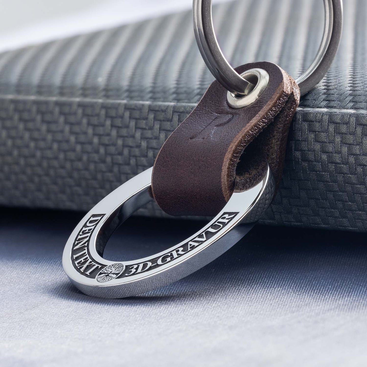 Personalisieren Sie Ihren Lebensbaum Schlüsselanhänger mit 3D-Gravur und Initialen - seQua.Shop