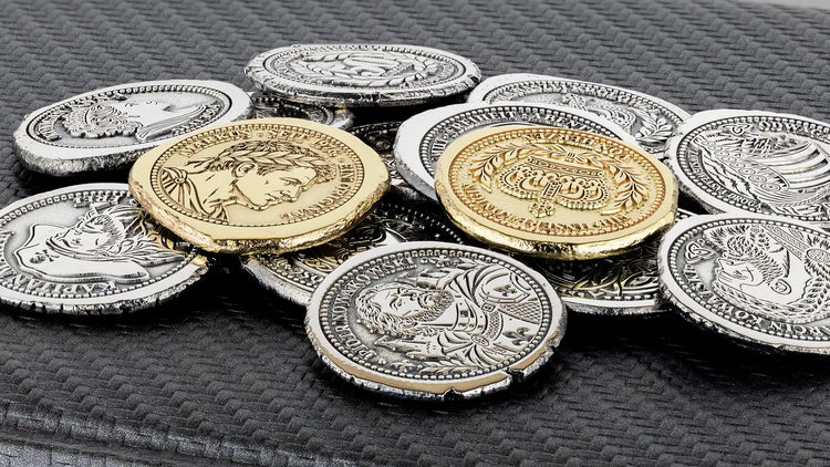 Personalisierte Münzen im antiken Stil mit Porträts und historischen Motiven in Silber- und Goldtönen – Kollektion „Verlorener Schatz“