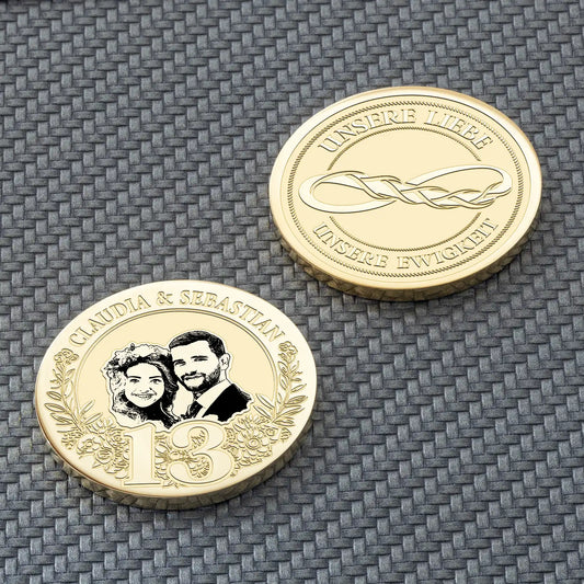 Goldene Münze zum 13. Hochzeitstag mit eingravierten Namen und Bild eines Paares.