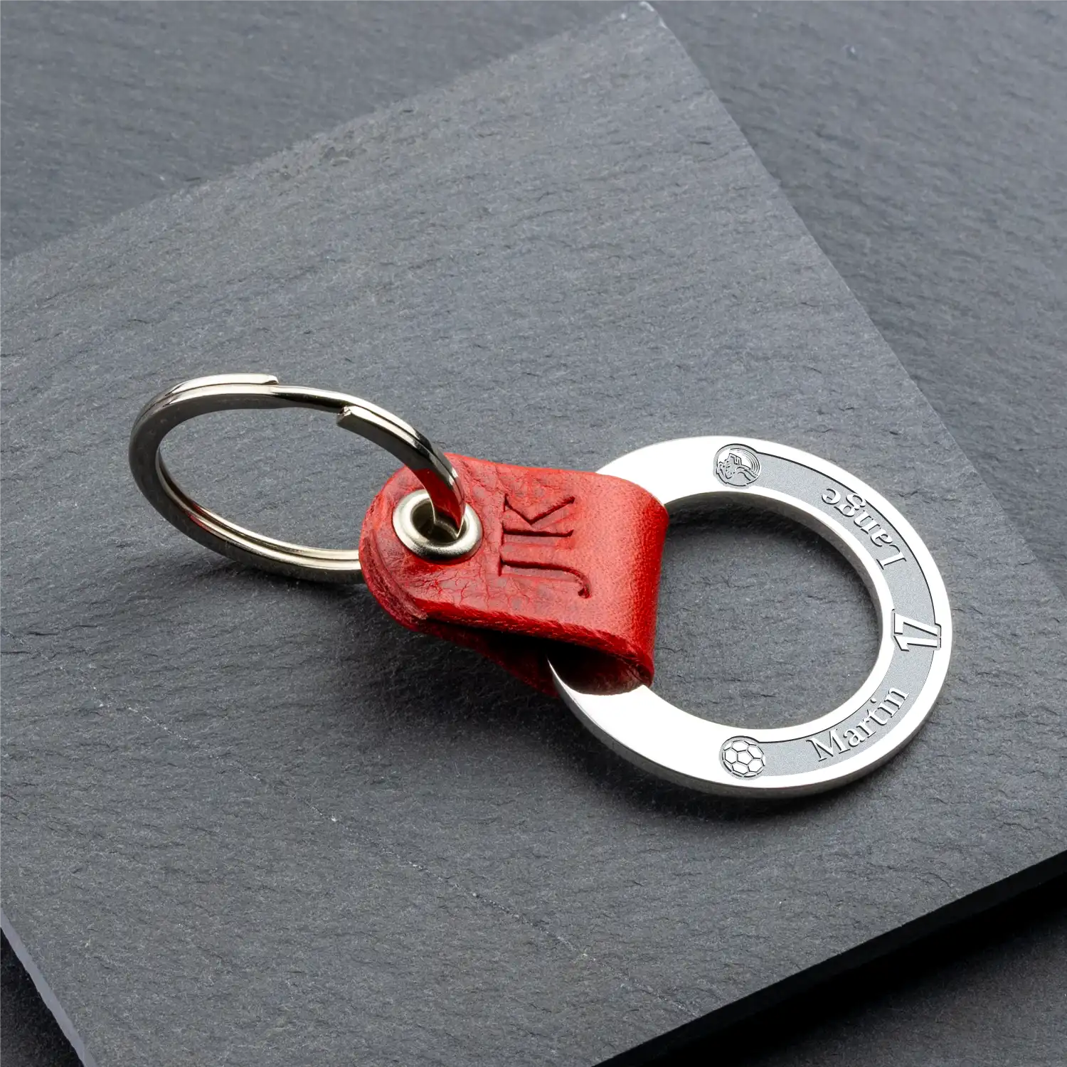 Schlüsselanhänger zum 17. Geburtstag aus Edelstahl und rotem Leder mit Monogramm