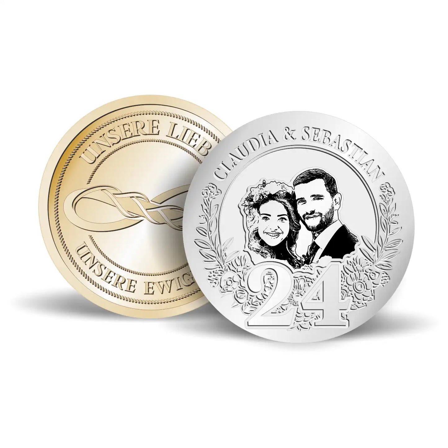 Zwei personalisierte Münzen für den 24. Hochzeitstag in Silber und Gold mit den Namen "Claudia & Sebastian".