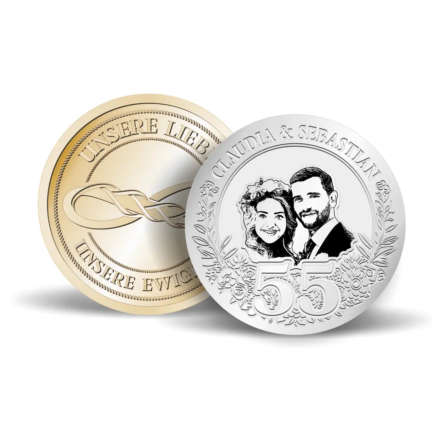 Zwei Münzen zur 55. Platinhochzeit: Eine silberne und eine goldene Münze, beide personalisiert zur Feier des 55. Hochzeitstags mit Gravur und Bild.