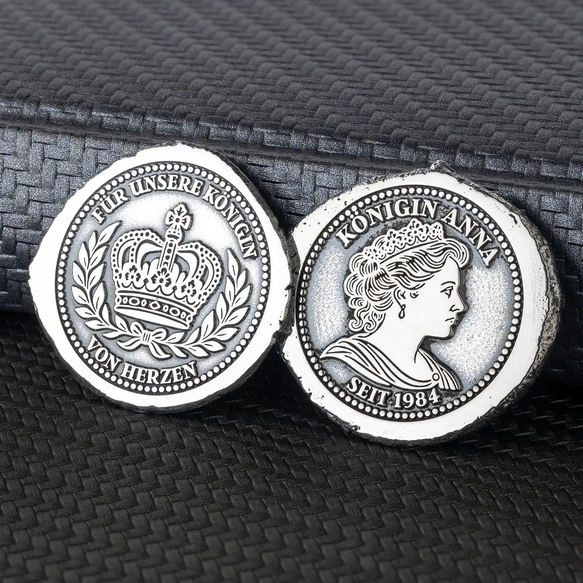 Personalisierte Münze aus 925er Silber – Vorderseite mit Königinnenporträt und Rückseite mit Krone und Widmung