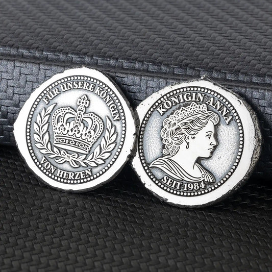 Personalisierte Münze aus 925er Silber – Vorderseite mit Königinnenporträt und Rückseite mit Krone und Widmung