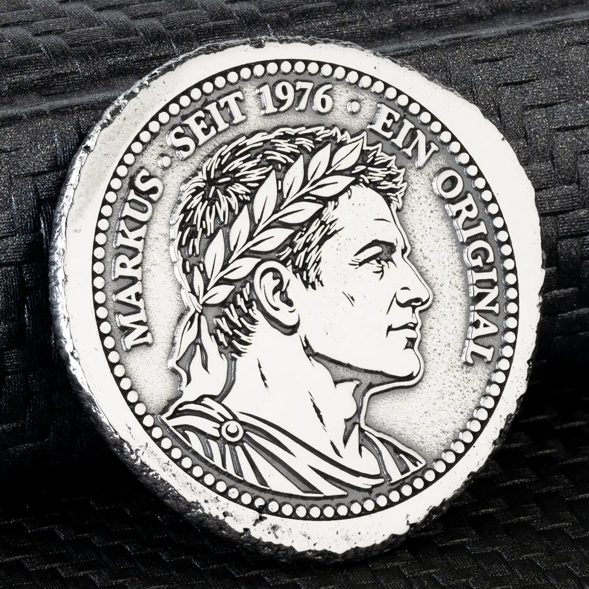 Vorderseite der personalisierten Münze aus 925er Silber mit römisch inspiriertem Porträt und Lorbeerkranz in Antikoptik