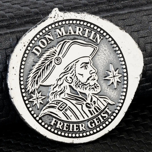 Personalisierte Silbermünze mit Kapitänsporträt, Federhut, zwei Windrosensternen und individueller Inschrift