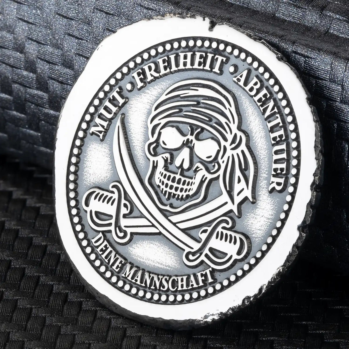 Rückseite der Piratenmünze mit Totenkopf, Kopftuch, gekreuzten Säbeln und persönlicher Widmung