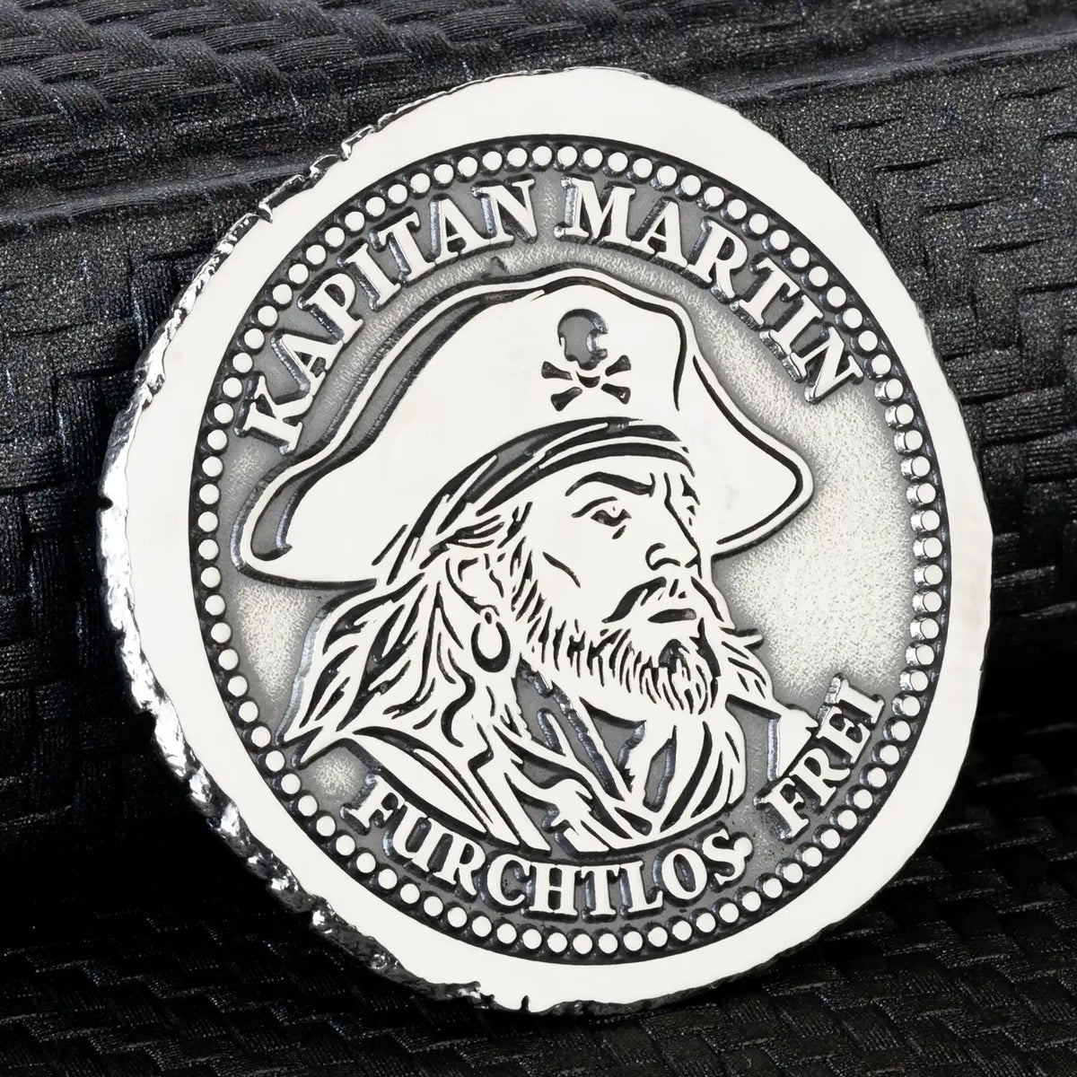 Vorderseite der Piratenmünze mit bärtigem Kapitän, Piratenhut und individueller Namensgravur