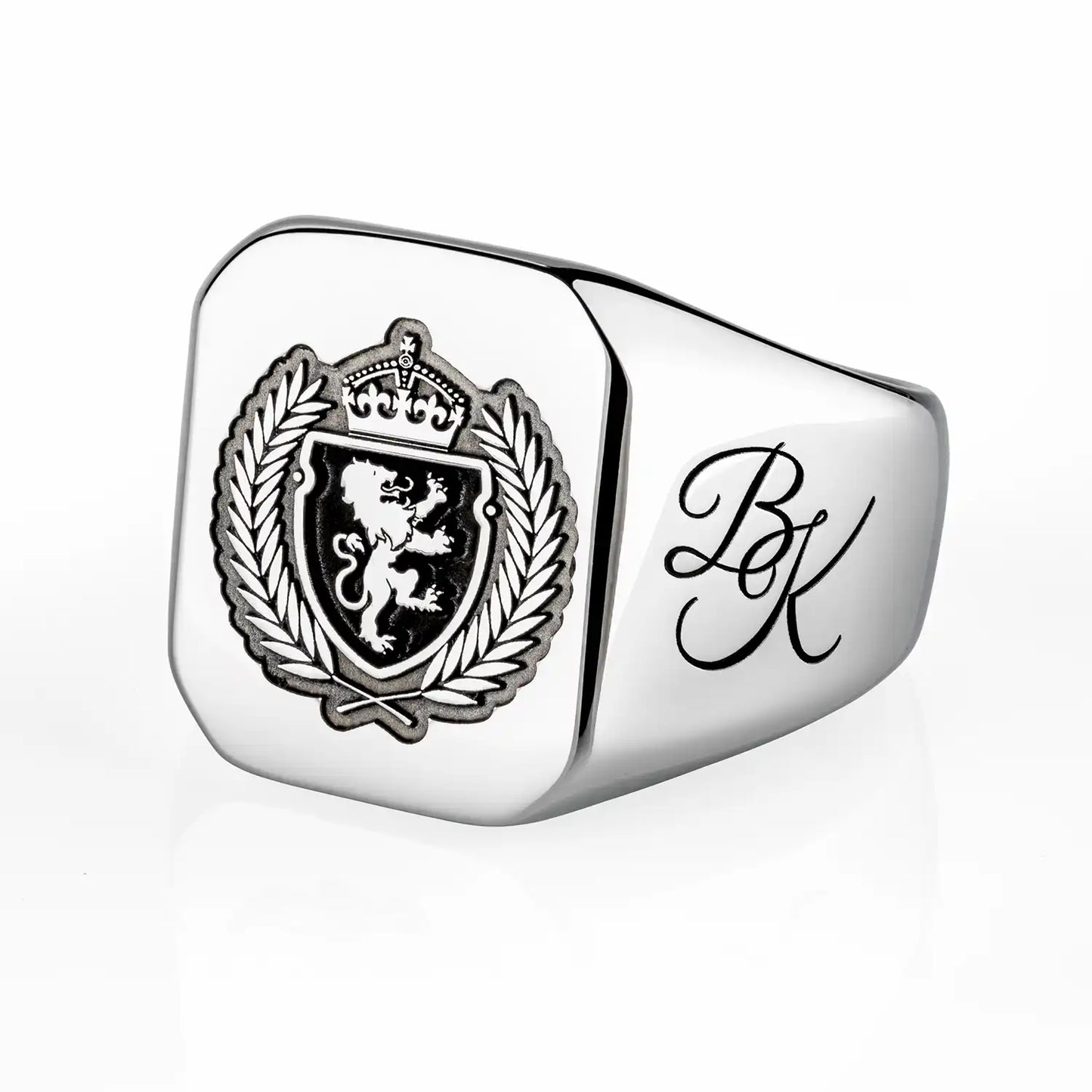 Personalisierter Silber Siegelring mit eingraviertem Monogramm auf der Seite – einzigartiges Schmuckstück mit individueller Note.