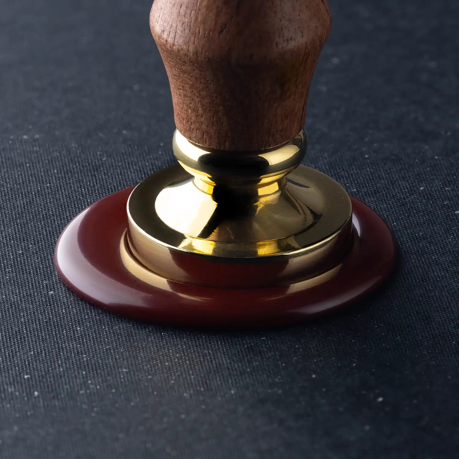 Wachssiegel mit graviertem Siegelstempel personalisiert für elegante Dokumente