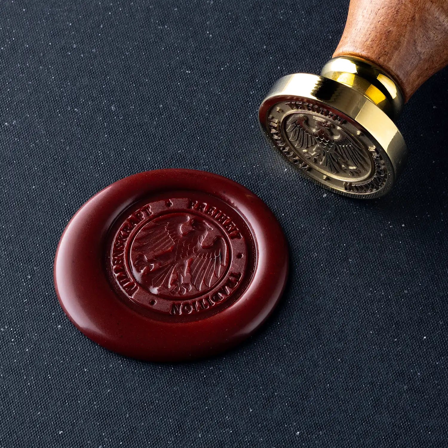 Rotes Wachssiegel mit individuellem Siegelstempel personalisiert mit Adler

