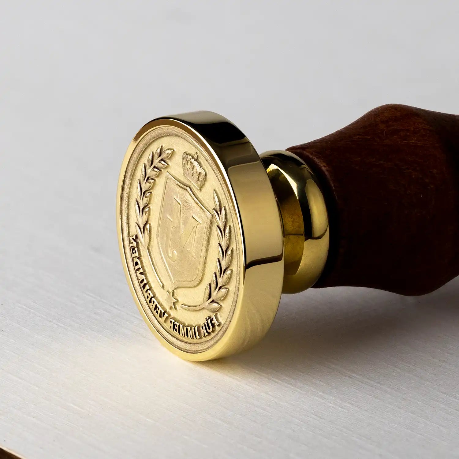 Personalisierter Siegelstempel mit Initialen und edlem Gravurwappen