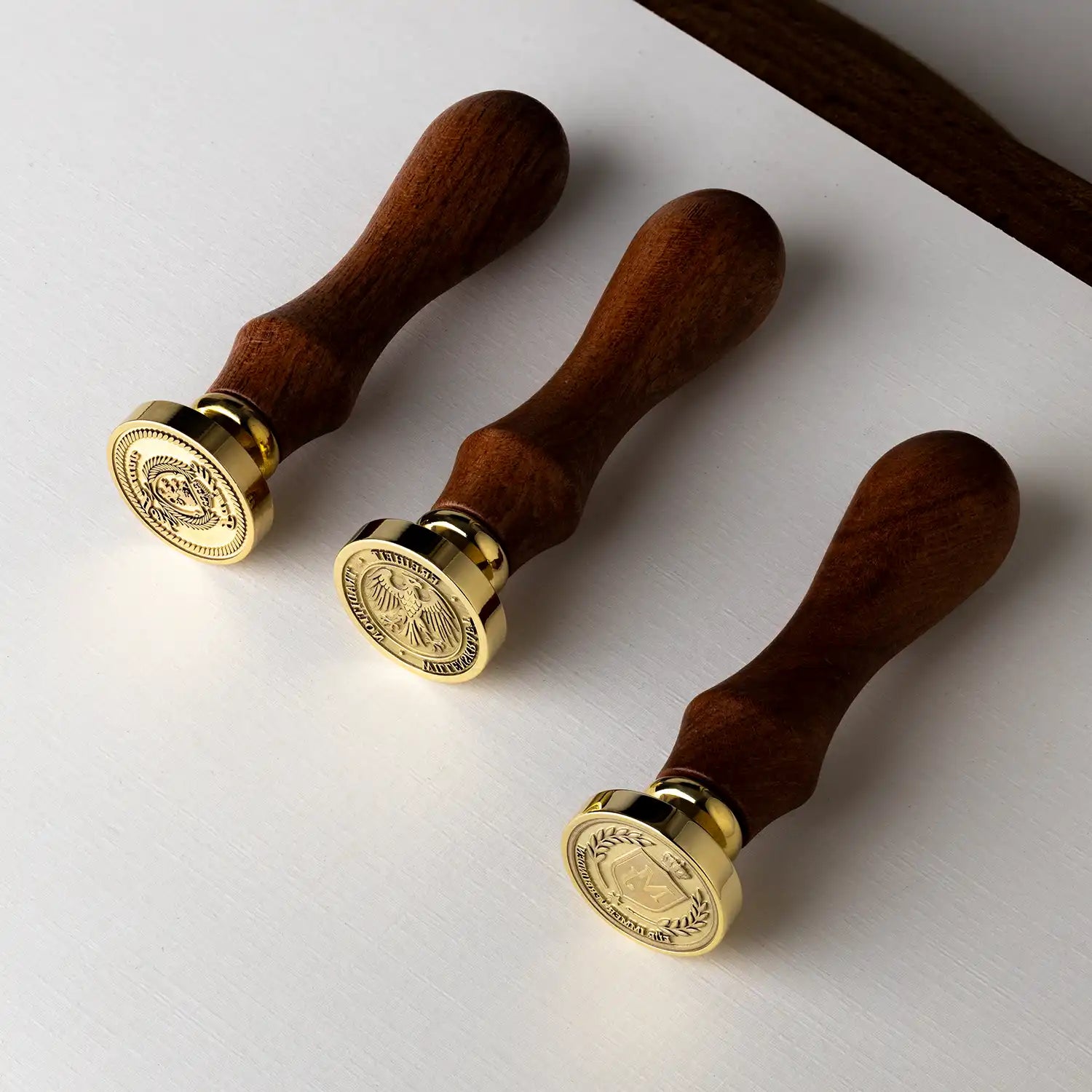 Drei Siegelstempel personalisiert aus Messing und Holz – perfekte Geschenkidee