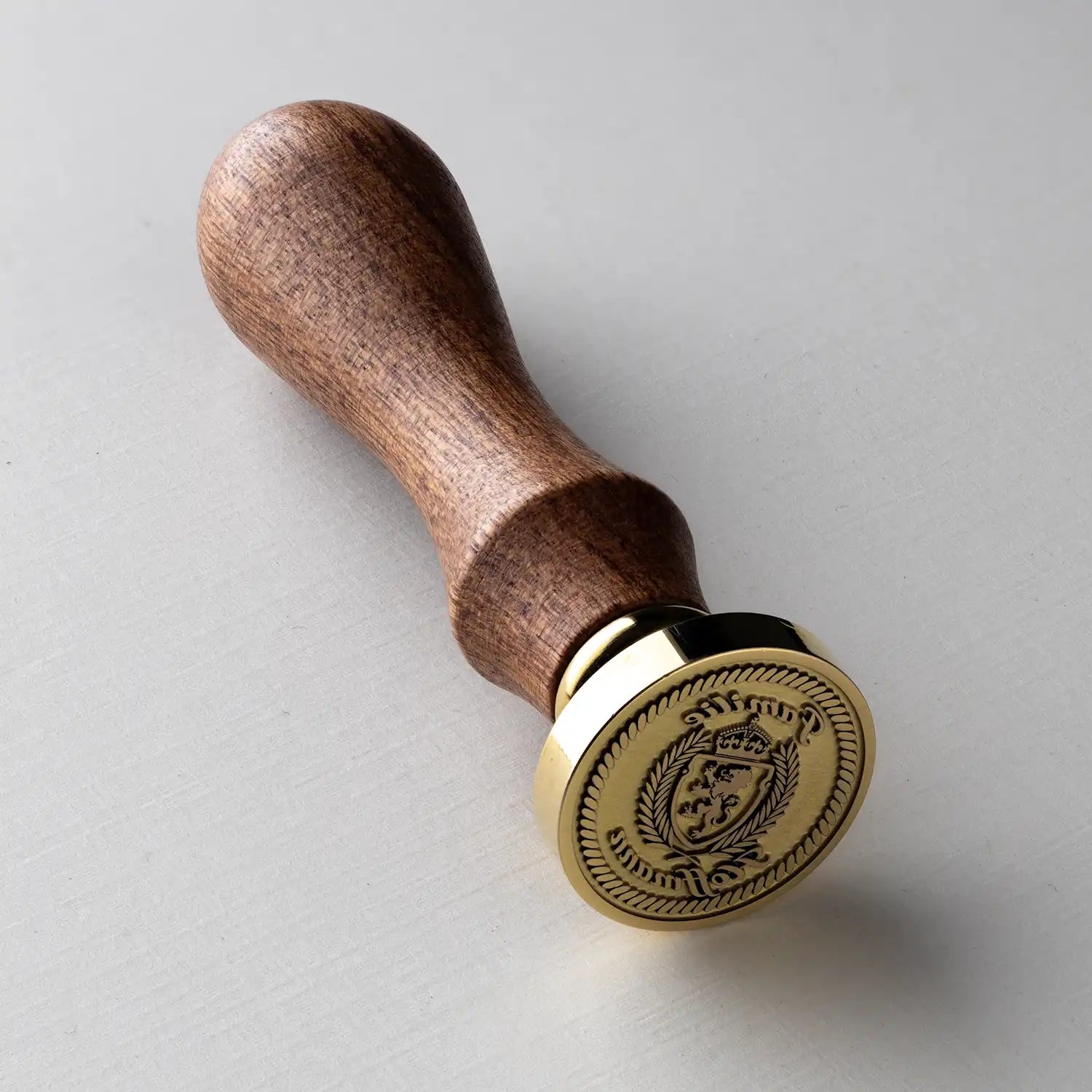 Siegelstempel personalisiert mit Wappenmotiv und Holzgriff aus Rosenholz