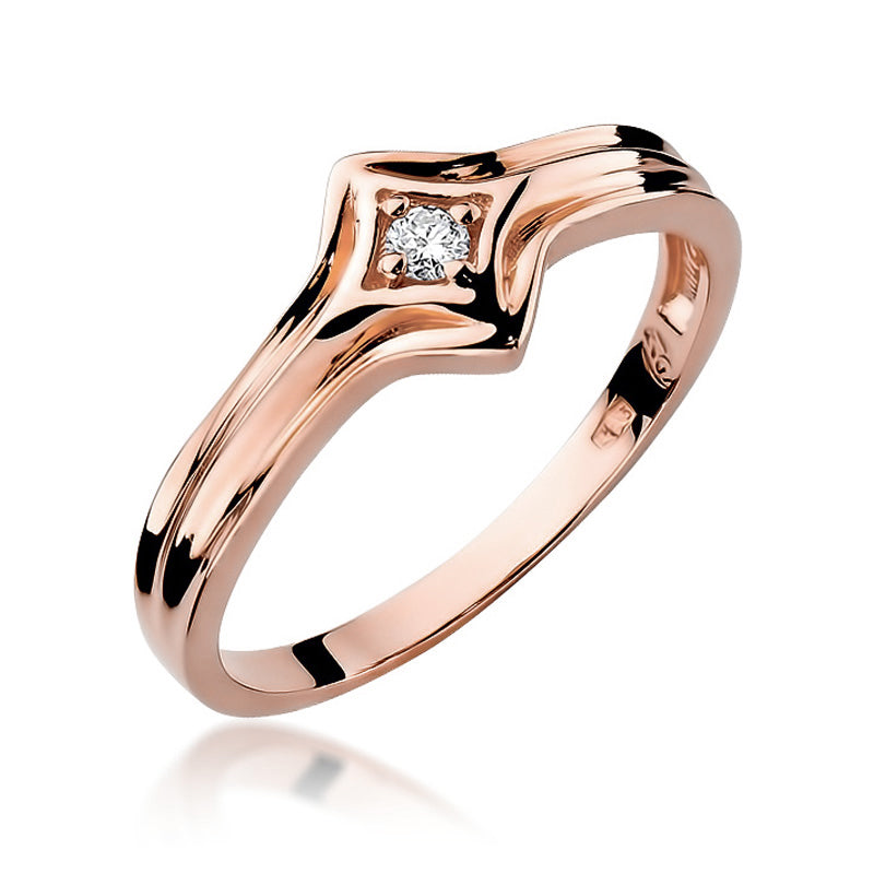 Nahaufnahme eines Verlobungsrings aus Roségold 585. Der Ring hat eine einzigartige, geschwungene Form und einen zentralen Diamanten, der von vier Krappen gehalten wird.