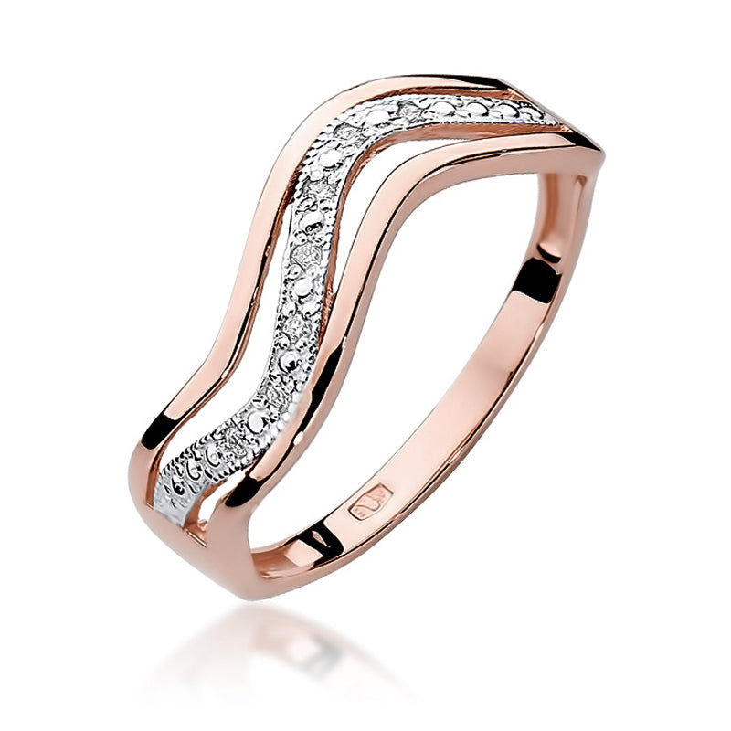 Ein eleganter Verlobungsring aus Roségold 585 mit einem wellenförmigen Design und funkelnden Diamanten. Der Ring wird auf einer weißen Oberfläche von der Seite präsentiert.