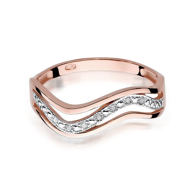 Nahaufnahme eines Roségoldrings 585 mit einem wellenförmigen Design und funkelnden Diamanten. Der Ring liegt auf einer weißen Oberfläche.