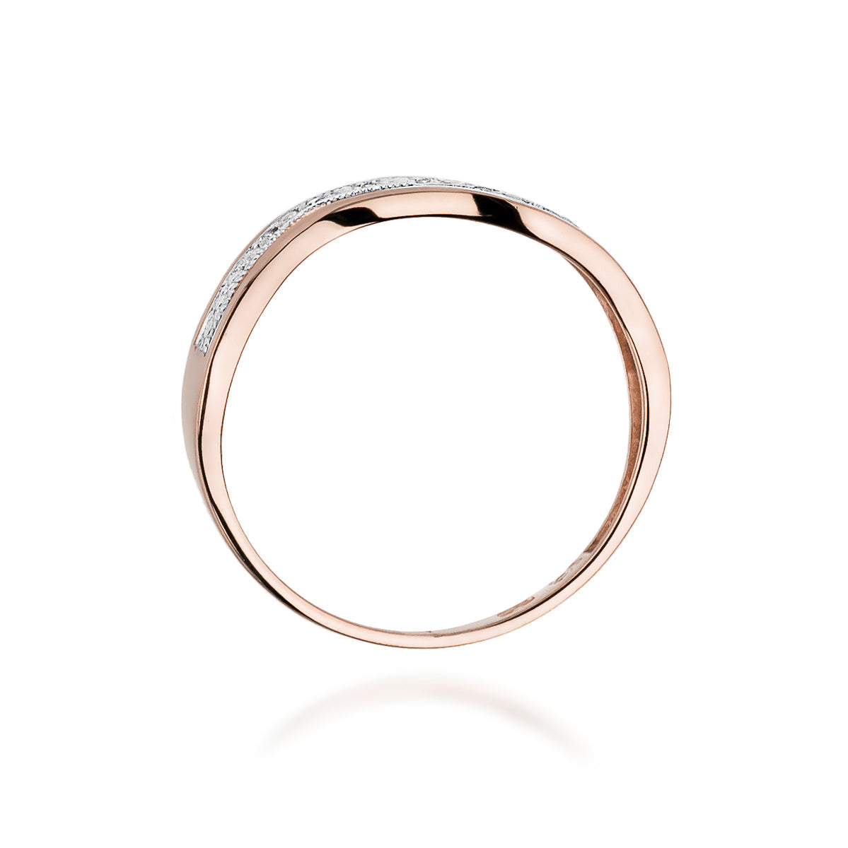 Ein Roségoldring 585 mit einem wellenförmigen Design, das mit Diamanten besetzt ist. Der Ring wird auf einer weißen Oberfläche von der Seite gezeigt.