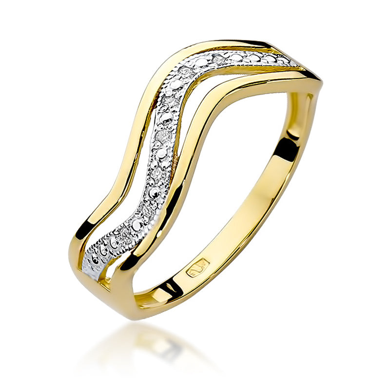 Ein stilvoller Verlobungsring aus Gold 585 mit einem wellenförmigen Design und mehreren Diamanten besetzt. Der Ring wird auf einer weißen Oberfläche präsentiert.