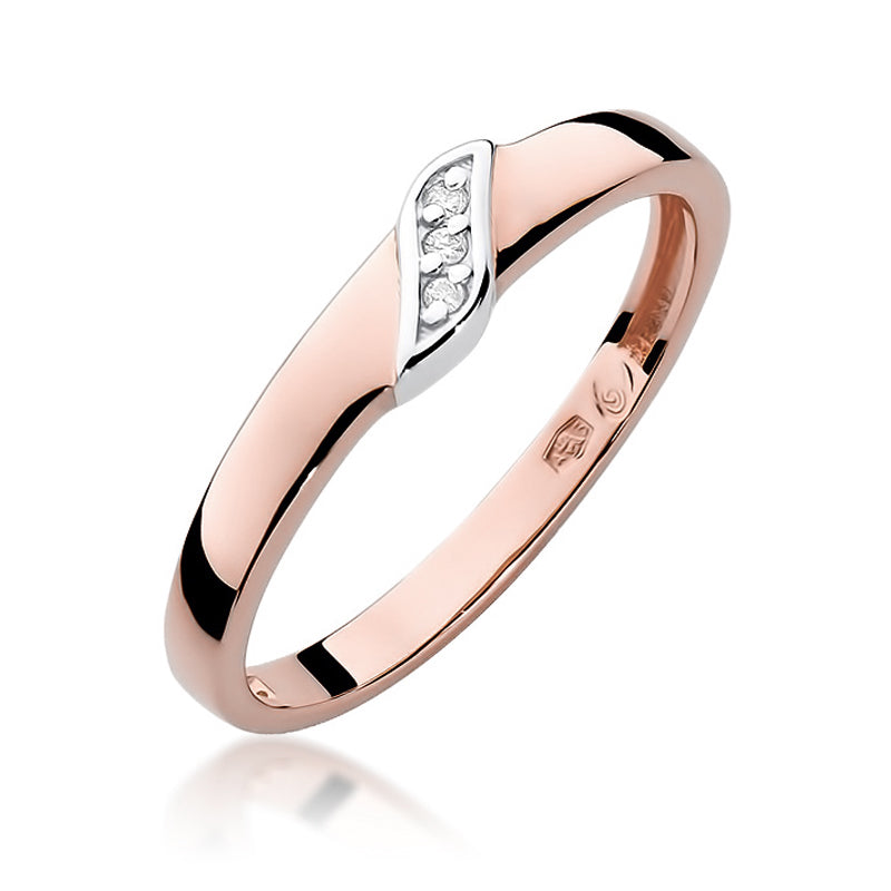 Ein eleganter Verlobungsring aus Roségold mit einer glänzenden Oberfläche und einer schlichten, modernen Gestaltung. Der Ring ist mit funkelnden Diamanten besetzt.