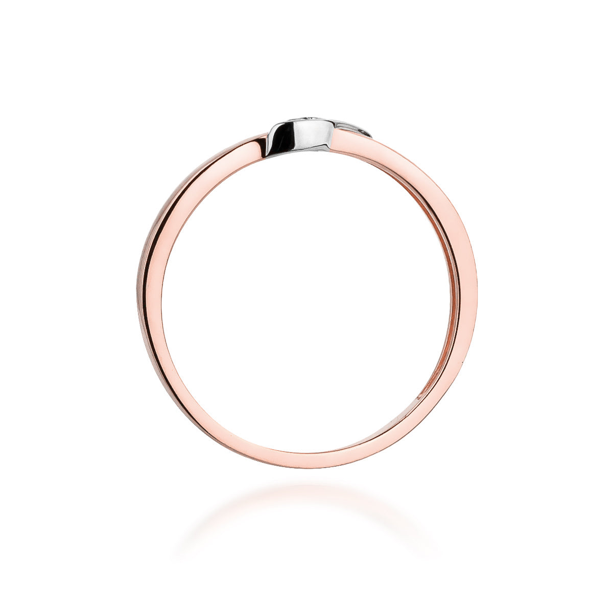 Ein eleganter Verlobungsring aus Roségold, der von oben abgebildet ist. Der Ring ist schlicht und modern gestaltet und mit funkelnden Diamanten verziert.