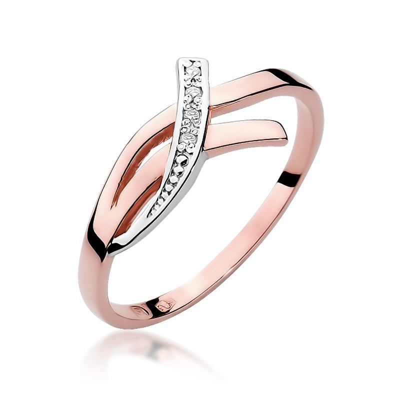 Ein eleganter Verlobungsring aus Roségold 585 mit einem funkelnden Diamanten von 0,02ct. Der Ring hat ein modernes, geschwungenes Design und liegt auf einem weißen Hintergrund.