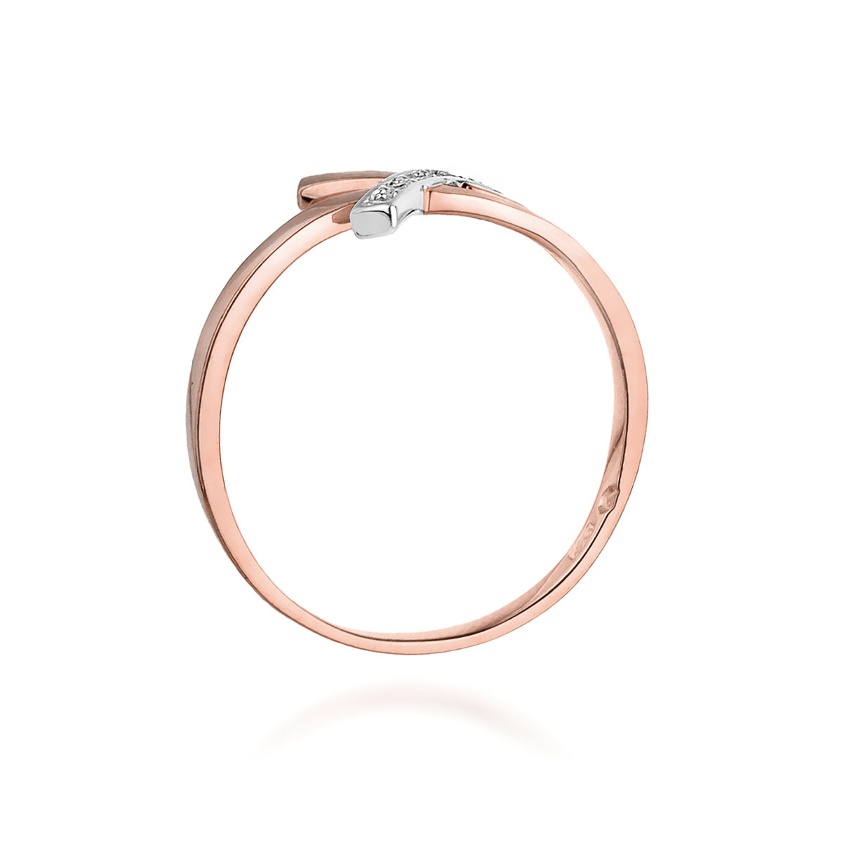 Ein eleganter Verlobungsring aus Roségold 585 mit einem funkelnden Diamanten von 0,02ct. Der Ring ist seitlich fotografiert und liegt auf einem weißen Hintergrund, um die filigrane Verarbeitung zu zeigen.