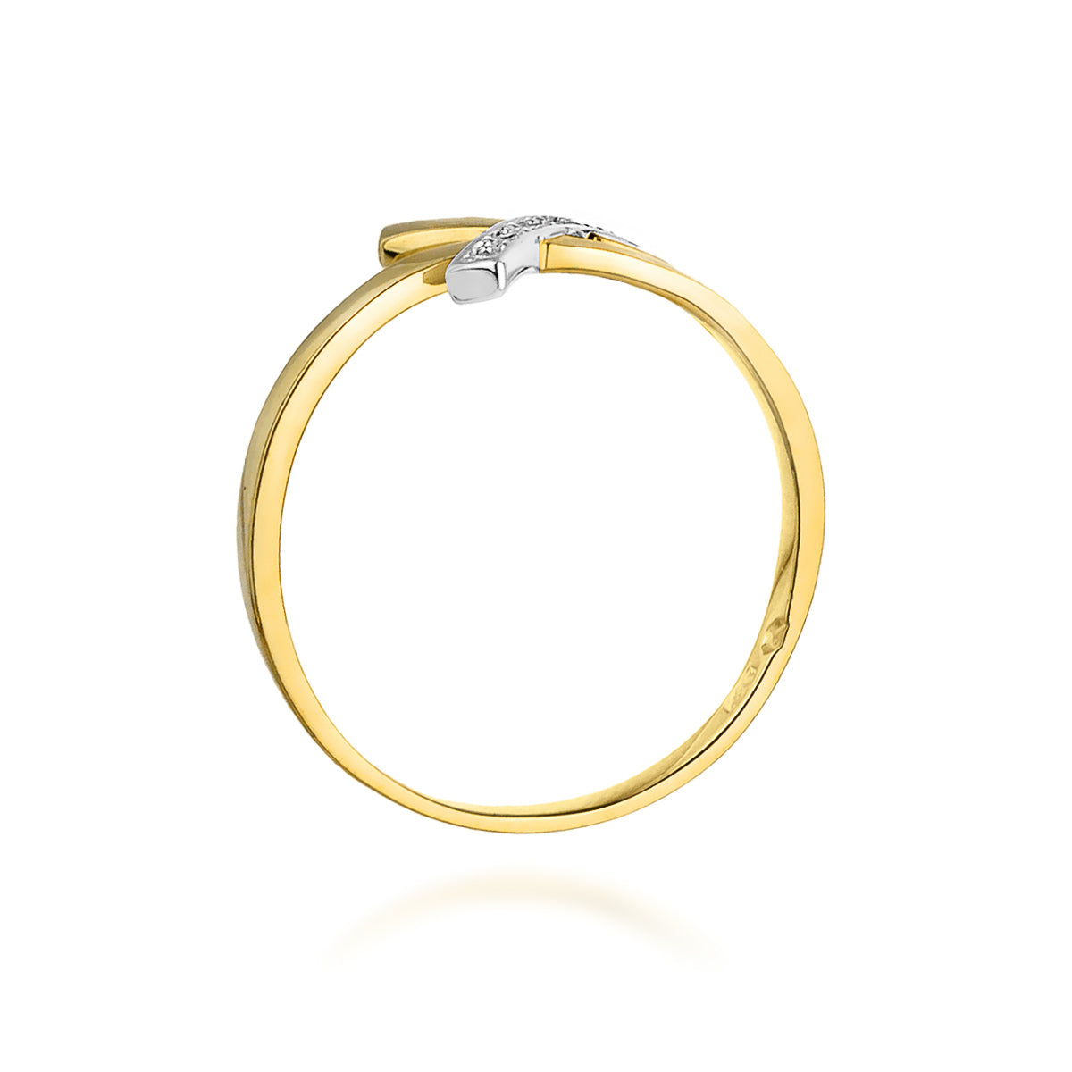 Ein eleganter Verlobungsring aus Gelbgold 585 mit einem funkelnden Diamanten von 0,02ct. Der Ring ist seitlich fotografiert und liegt auf einem weißen Hintergrund, um die filigrane Verarbeitung zu zeigen.