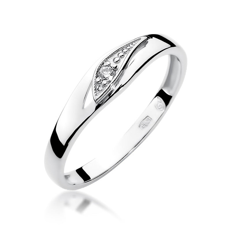 Einzelaufnahme eines Weißgoldrings 585 mit einem Diamanten von 0,03ct auf weißem Hintergrund. Der Ring hat eine glänzende Oberfläche und eine elegante Diamantfassung.