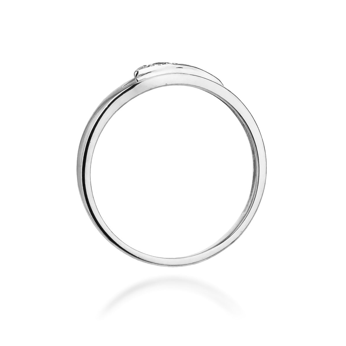 Seitenansicht eines Weißgoldrings 585 mit einem Diamanten von 0,03ct auf weißem Hintergrund. Der Ring zeigt ein schlichtes und modernes Design.