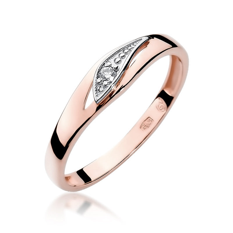 Einzelaufnahme eines Roségoldrings 585 mit einem Diamanten von 0,03ct auf weißem Hintergrund. Der Ring zeigt eine glänzende Oberfläche und eine geschwungene Diamantfassung.