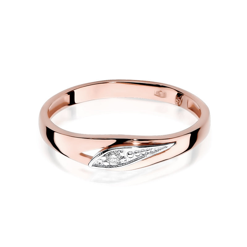 Nahaufnahme eines Roségoldrings 585 mit einem Diamanten von 0,03ct auf weißem Hintergrund. Der Ring zeigt ein modernes und elegantes Design.