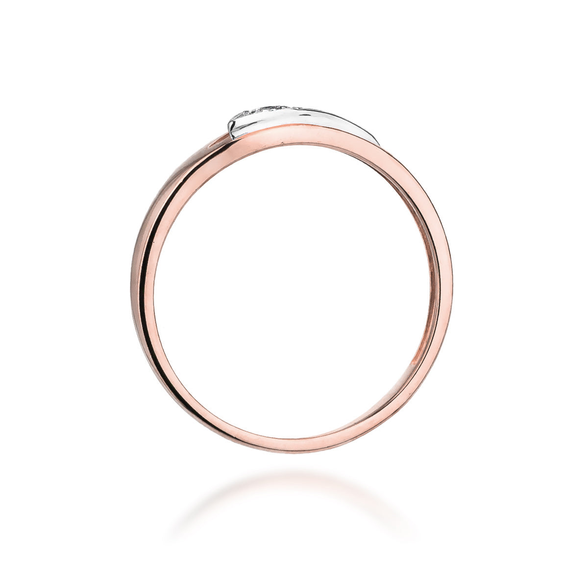 Seitenansicht eines Roségoldrings 585 mit einem Diamanten von 0,03ct auf weißem Hintergrund. Der Ring hat ein elegantes und stilvolles Design.